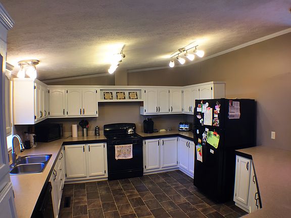 3rd image of 22 Pine Cone Dr