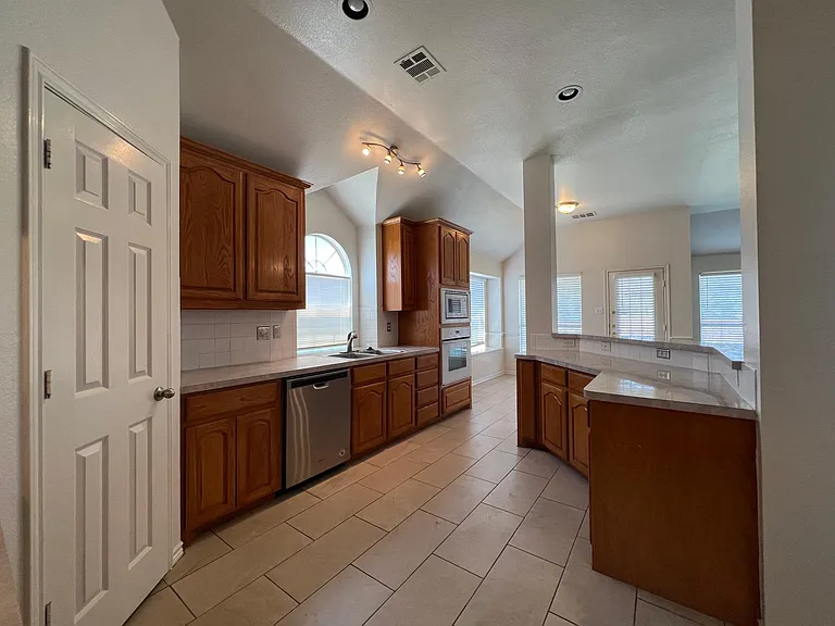 1141 Nickerson Ln — Photo 11