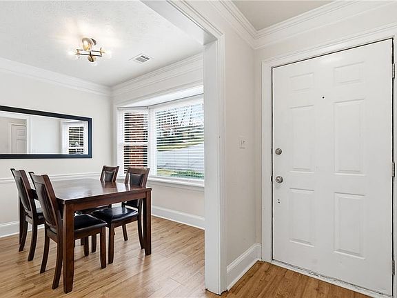 5th image of 306 Autumn Leaf Way