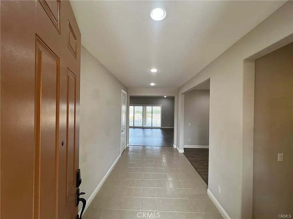 4 bed, 2955 sqft, $4,500 — Photo 3