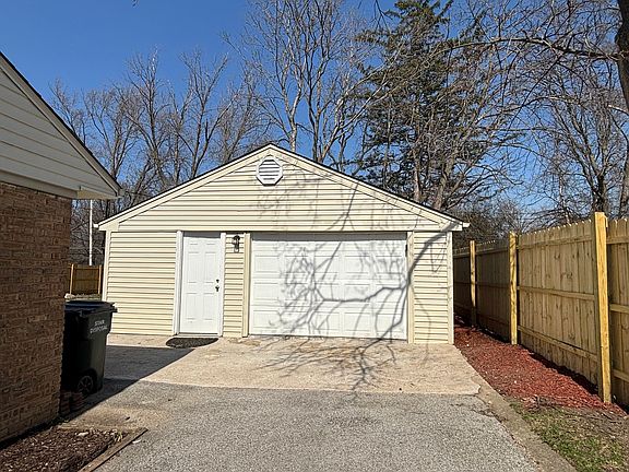 5th image of 320 Minocqua St