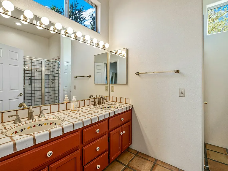 53180 Avenue Madero — Photo 15
