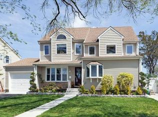 2399 Bellaire St, Wantagh, NY 11793