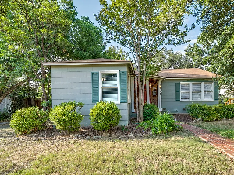 136 Harmon Dr — Photo 2