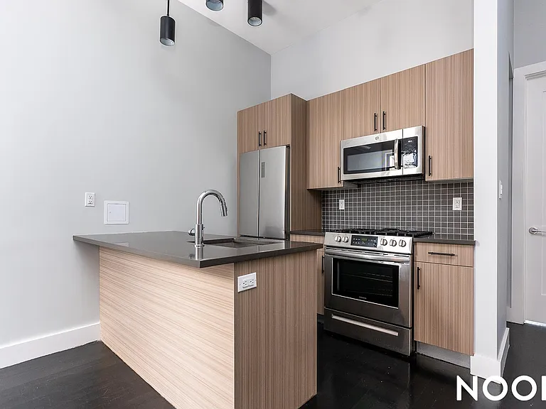 2028 Grove St #2L — Photo 1