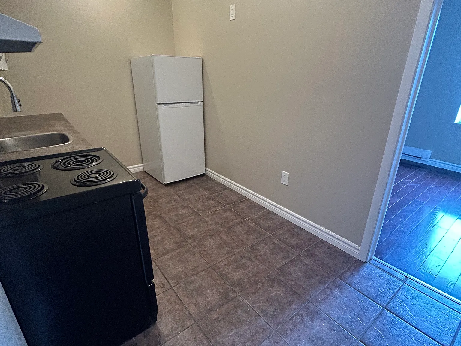 Spacious 1 Bedroom in Downtown Hamilton — Photo 2