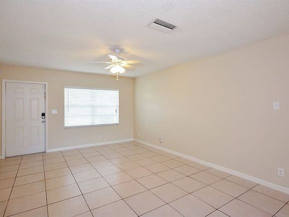 4th image of 910 SW 81st Ter