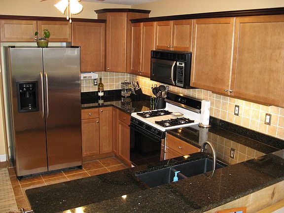 Gorgeous All-New Kitchen with Granite!