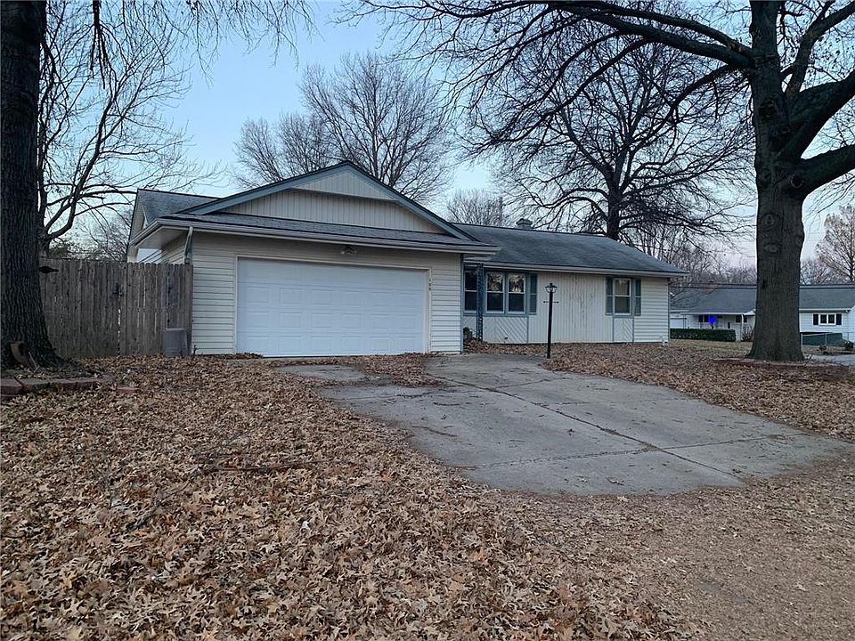 2nd image of 100 NW Redwing Dr