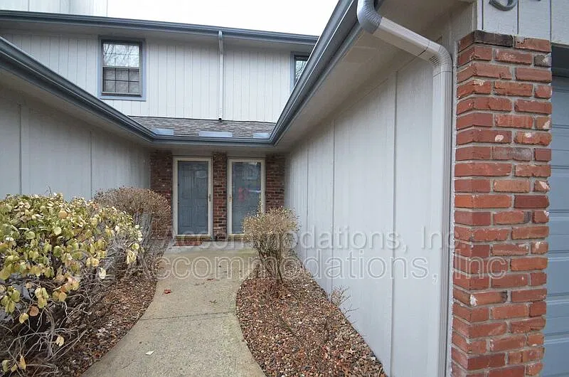 2 bed, 1.5 bath, 1044 sqft, $1,250 — Photo 2