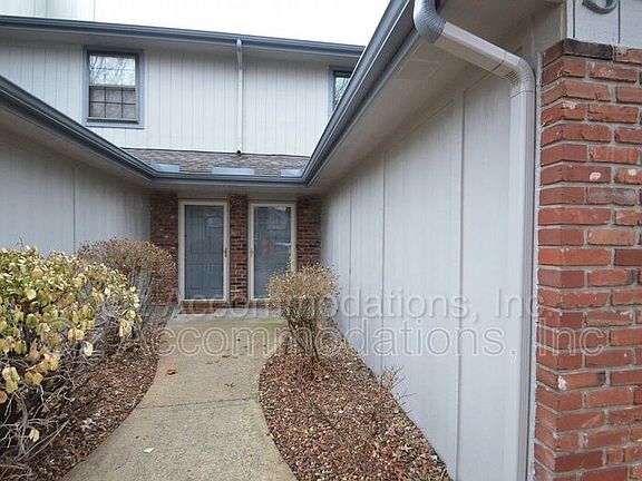 3rd image of 311 NE Timbercreek Dr