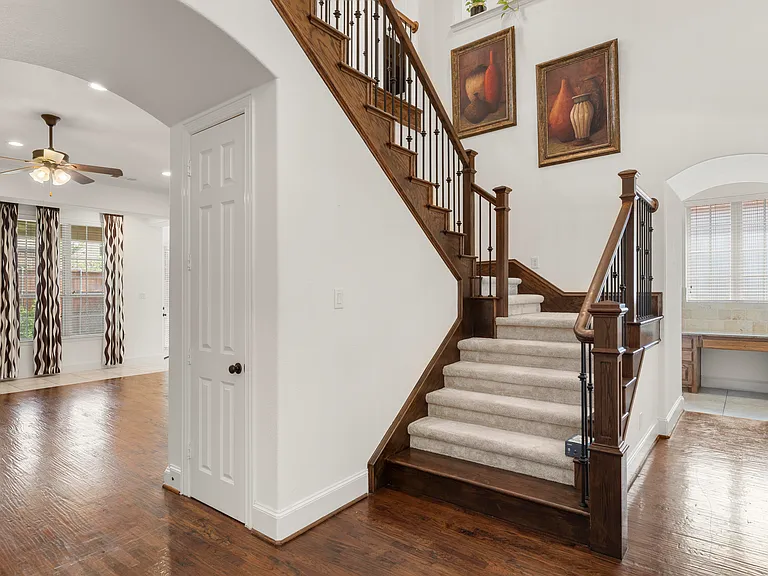 726 Sleepy Creek Dr — Photo 4