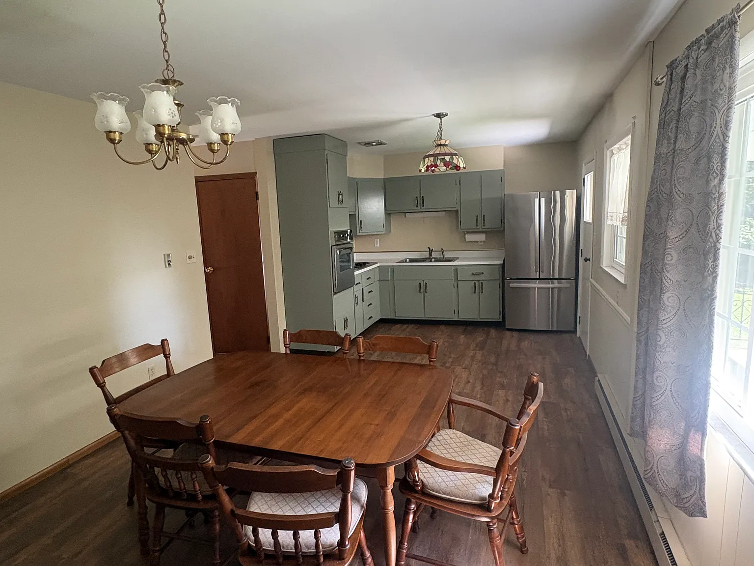3 bed, 1100 sqft, $2,200 — Photo 3