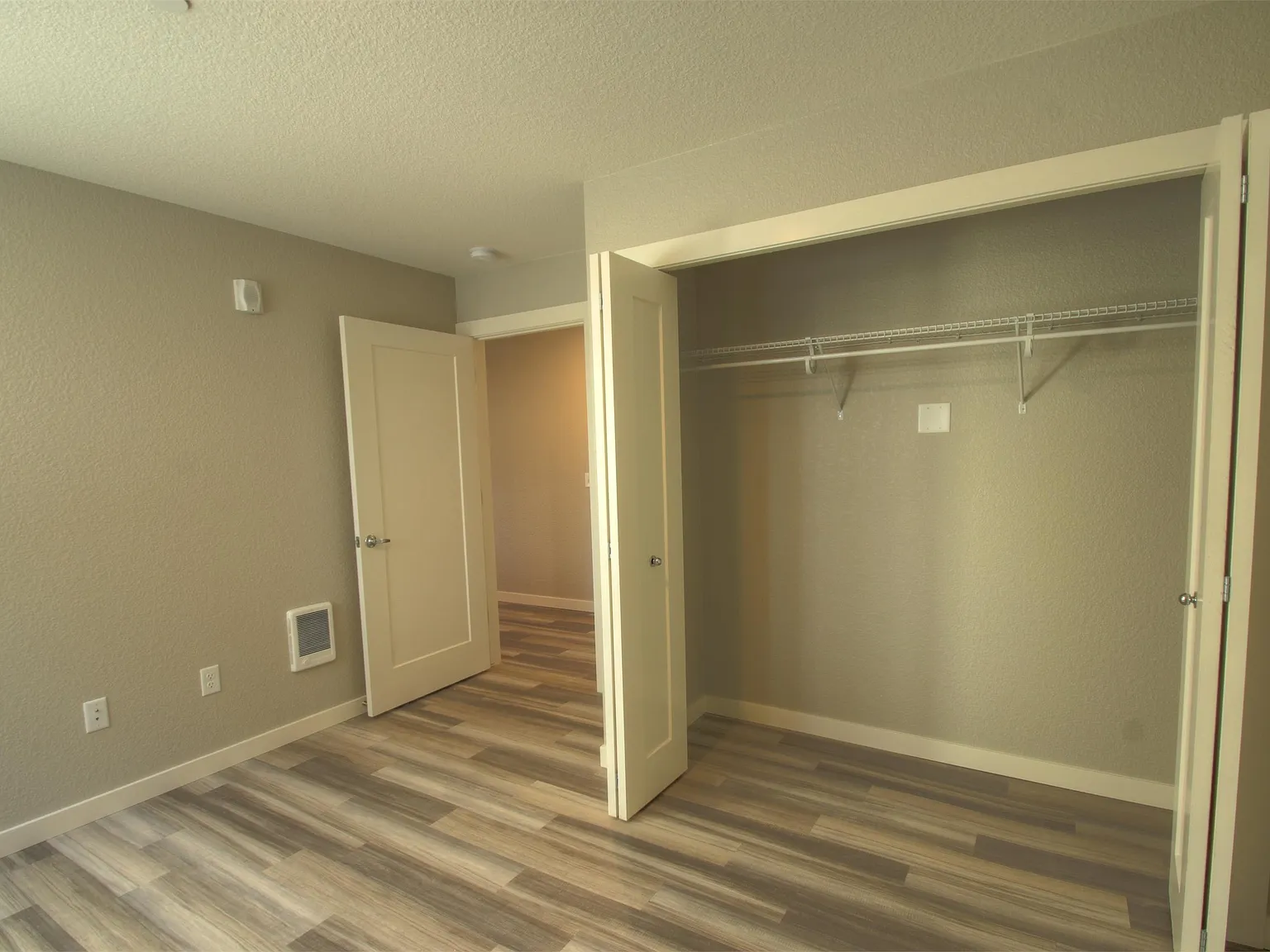 830 Crestmont Way — Photo 4
