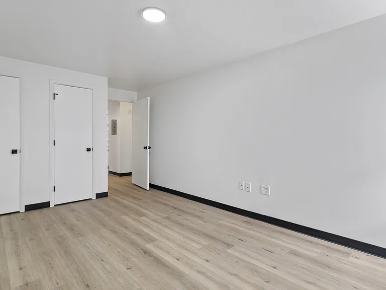 Wehnwood Court Apartments — Photo 25