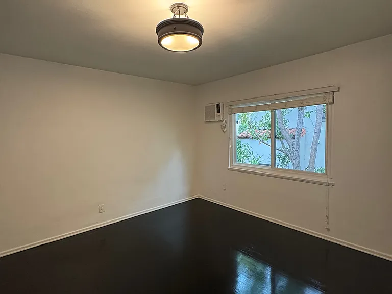 2269 N Beachwood Dr #202 — Photo 35