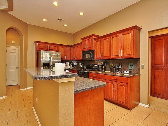 3rd image of 524 SW 163rd St