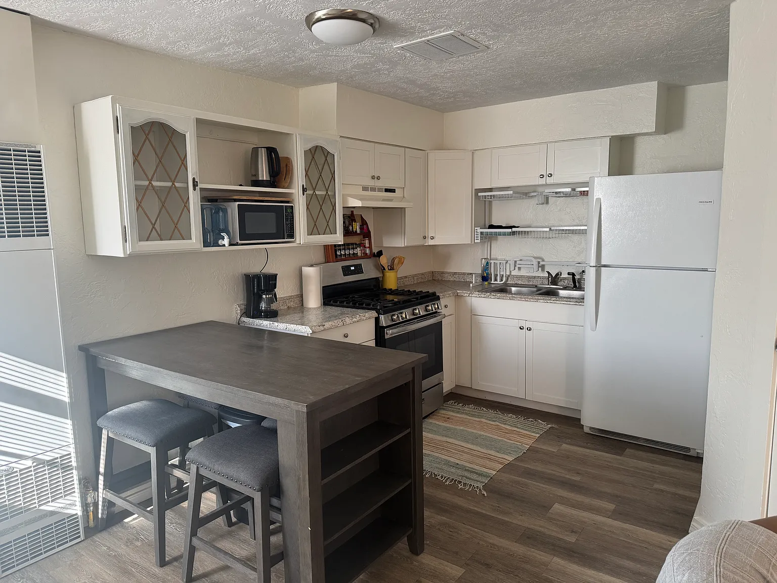 2 bed, 594 sqft, $1,200 — Photo 2