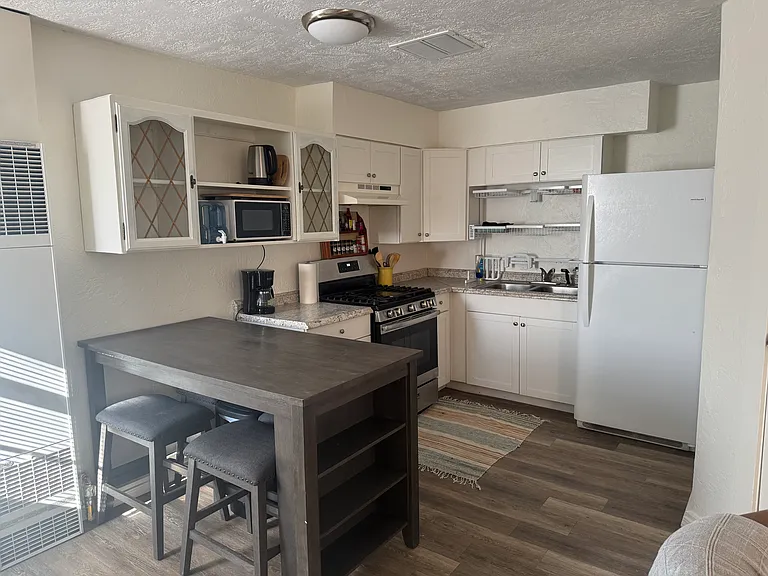 220 N Foch St #4 — Photo 2
