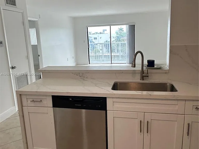110 S Shore Dr #4E — Photo 6
