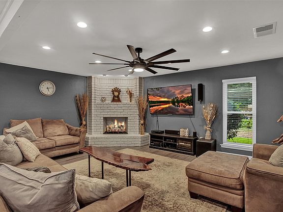 5th image of 237 Palm Aire Dr