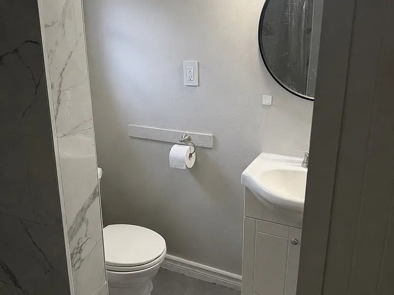 156 James St S #5 — Photo 3