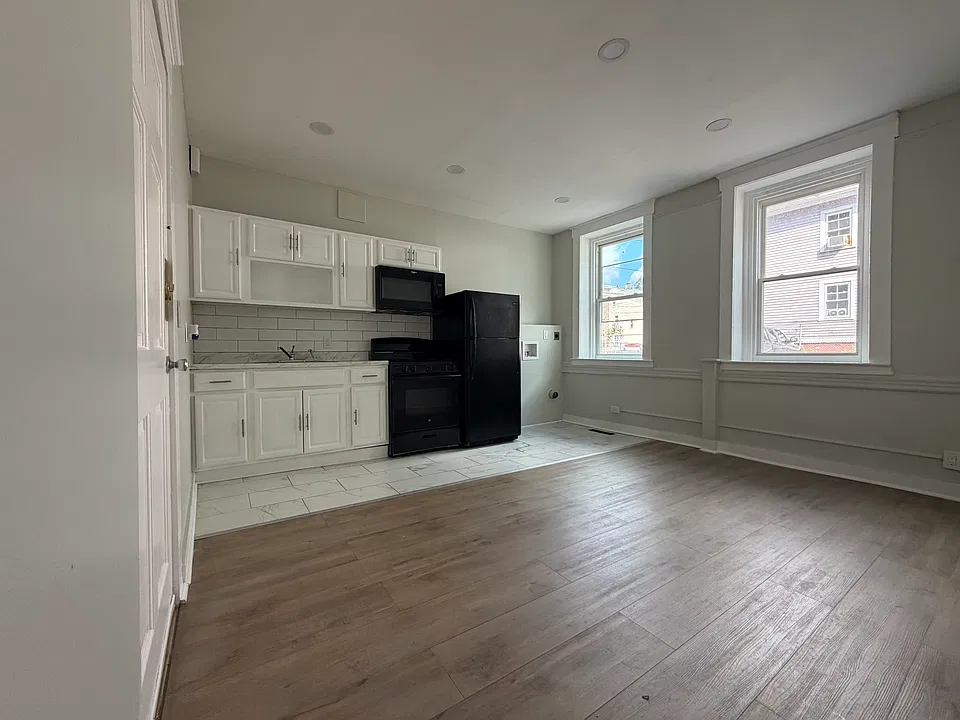 176 Frank St #1RL