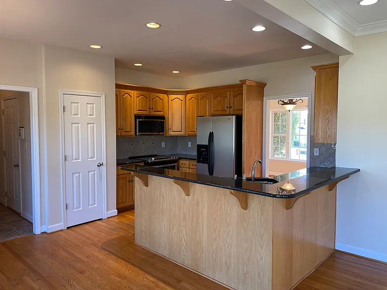 1184 Farmington Dr — Photo 4