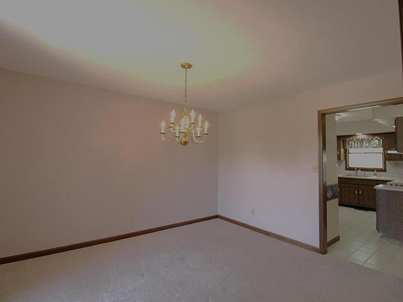 4th image of 108 Hawthorn Est
