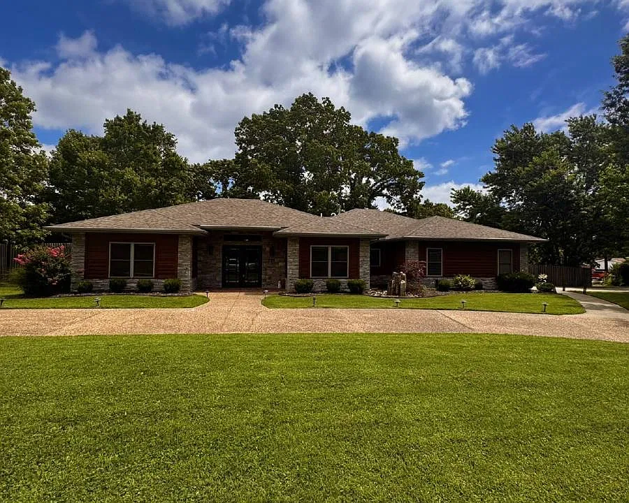 723 Lakeview Dr