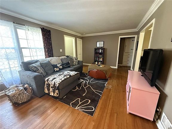 3rd image of 605 W Jefferson St