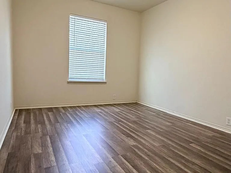 2205 Stoneleigh Pl — Photo 6