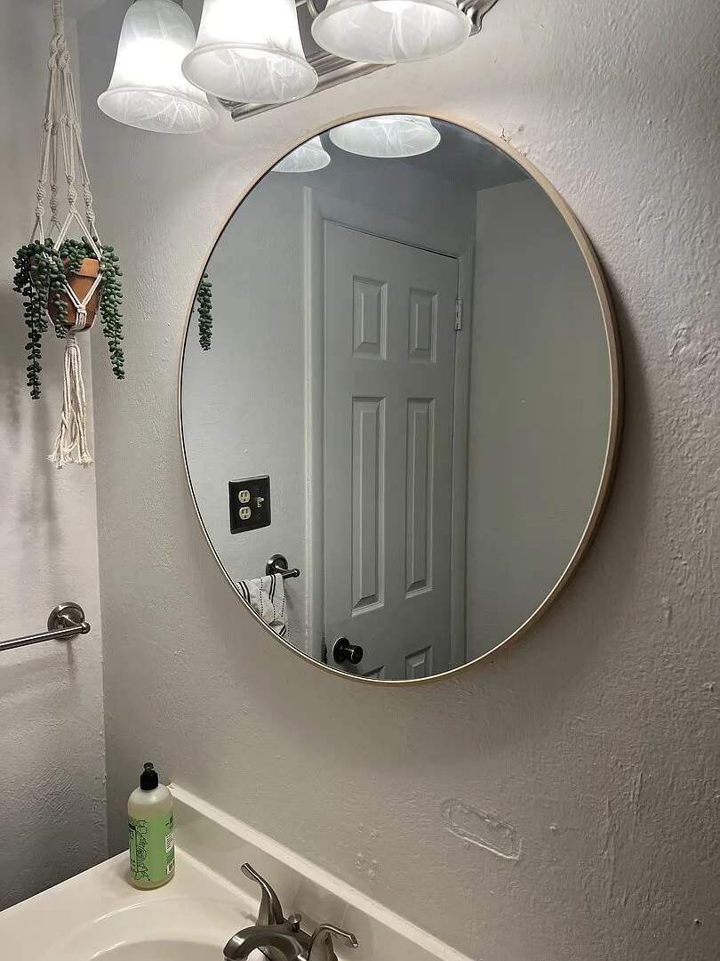 Newly Renovated 2 bed 1 bath Basement — Photo 3
