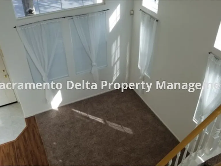 433 Coventry Ct — Photo 8