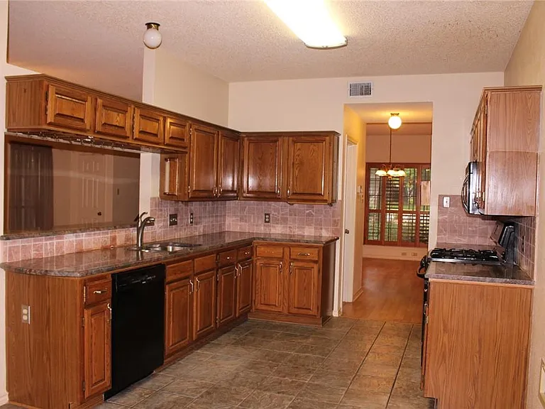 2141 Surrender Ave — Photo 6
