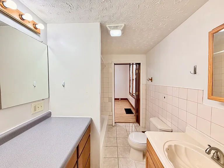 223 S 6th St — Photo 15