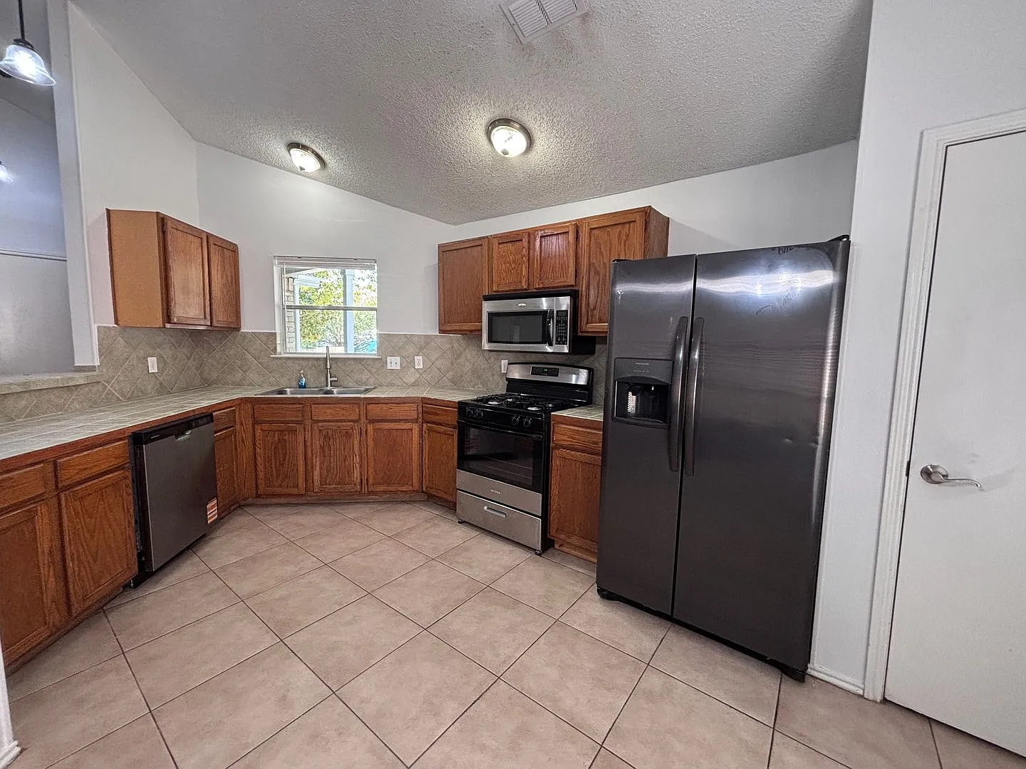 10922 Forest Summit, Live Oak, TX 78233 | Home for Rent — Photo 3