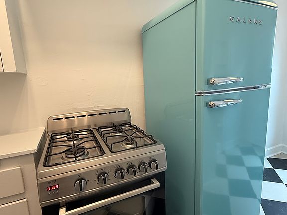 2nd image of 1630 Lyman Pl #3