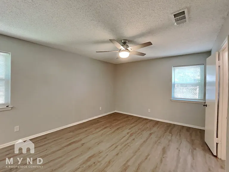 904 Redbud St — Photo 13