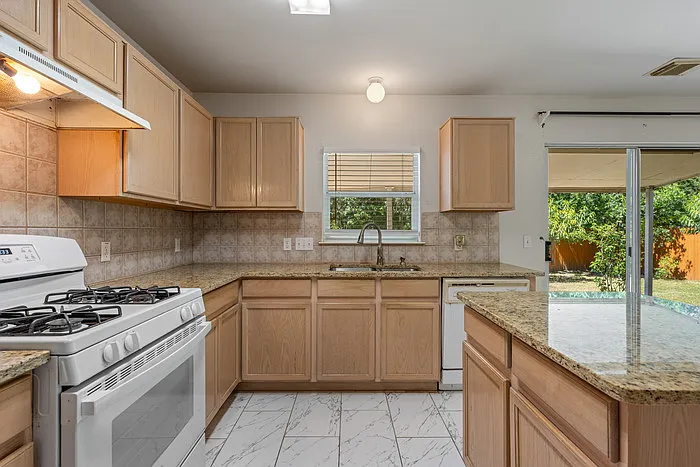 14716 Lantern Dr — Photo 8