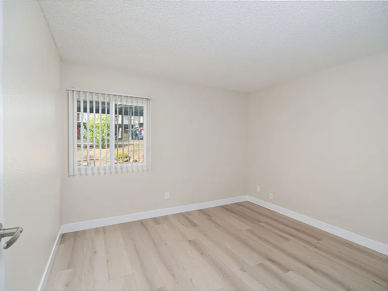 Lynwood Knolls — Photo 42