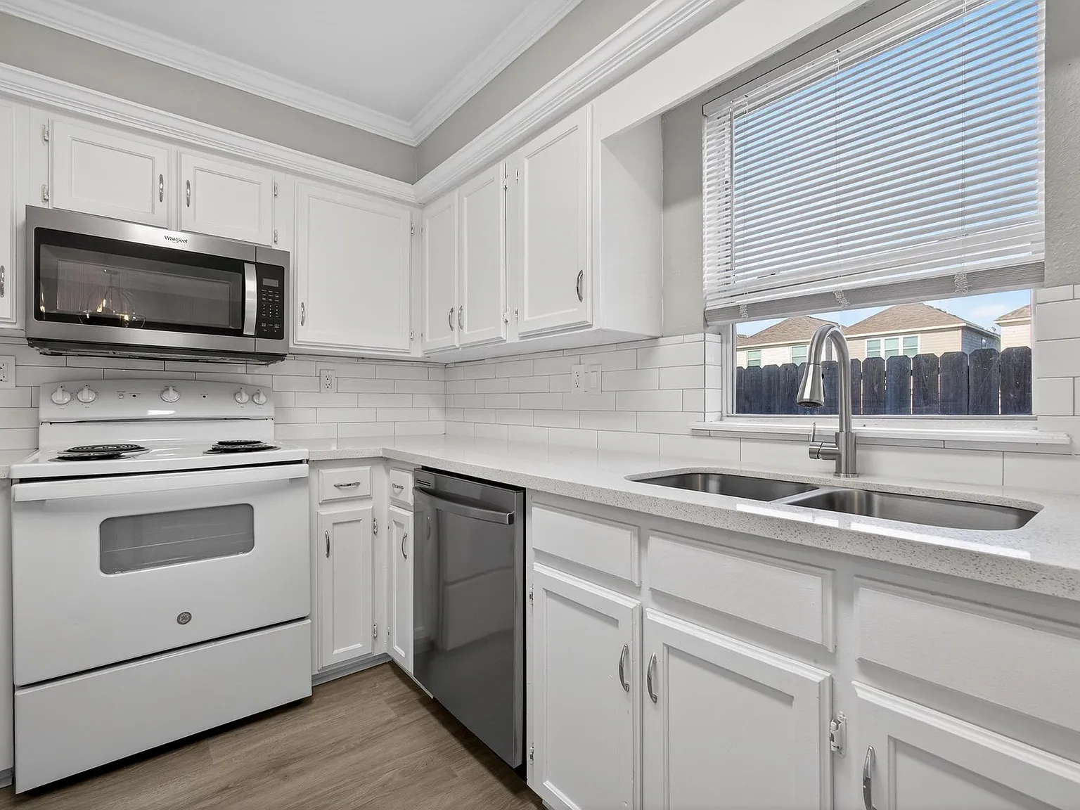2 bed, 1.5 bath, 1068 sqft, $1,600 — Photo 2