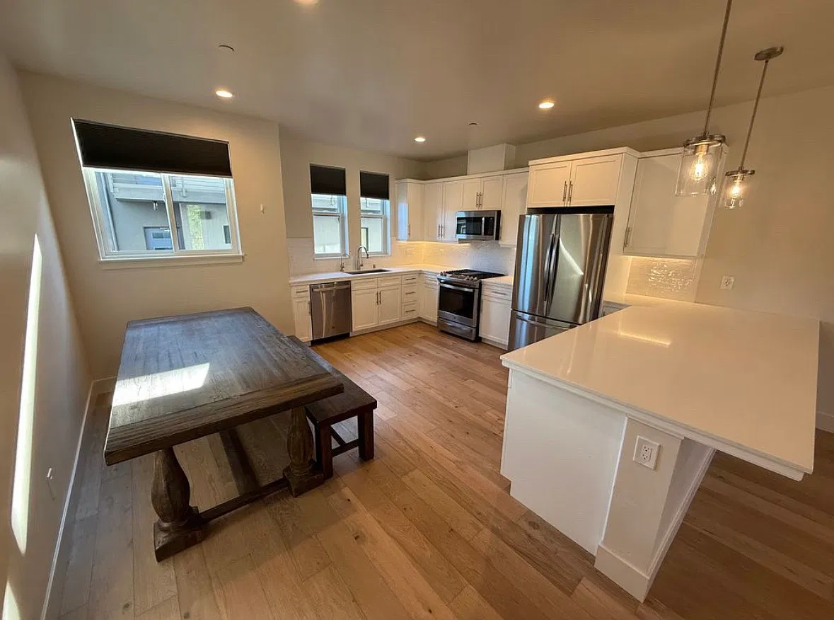 2375 Victoria Ave — Photo 3