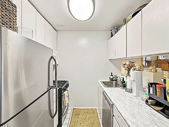 3rd image of 215 W 95th St APT 12L