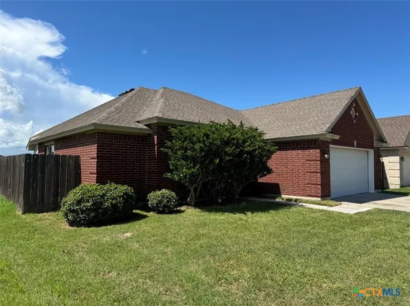 304 Cavelier Dr, Port Lavaca, TX 77979