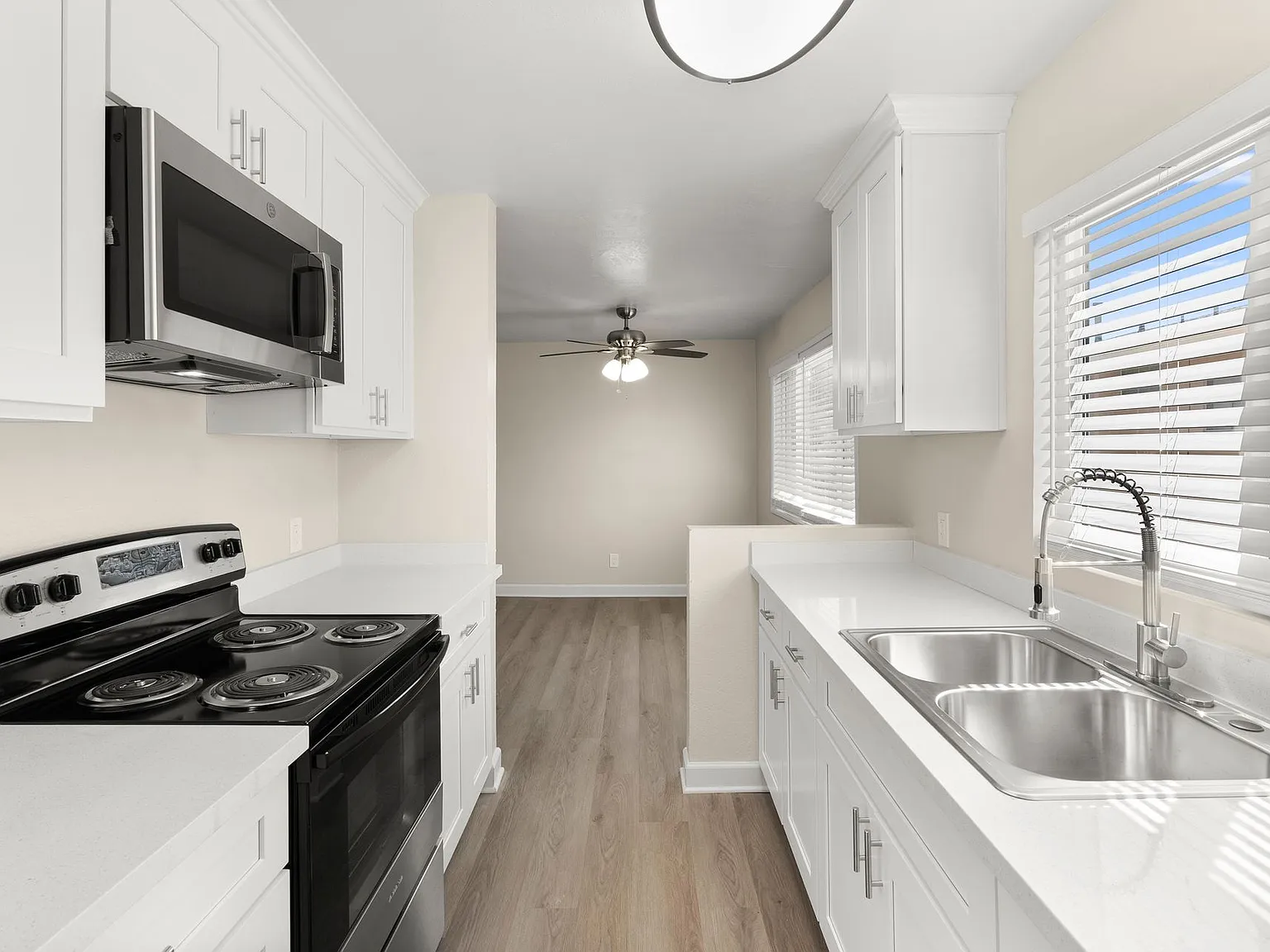 Melrose Manor Apartments - Riverside, CA — Photo 2
