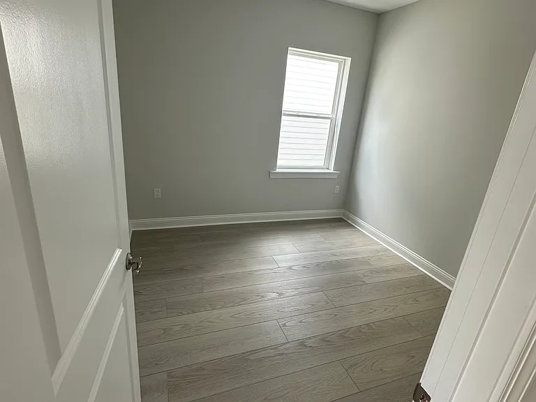 82 Bedford Terrace St — Photo 17