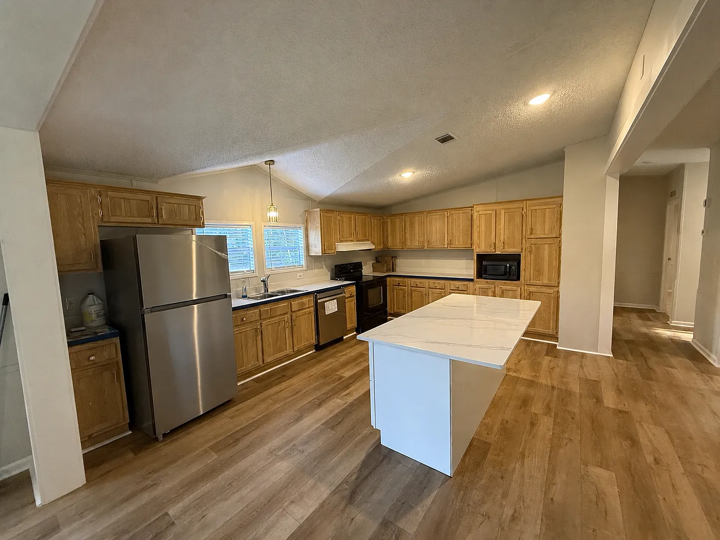 4 bed, 2.5 bath, 1800 sqft, $2,000 — Photo 3