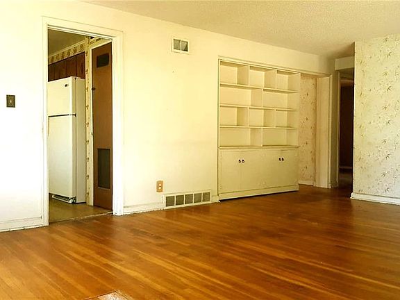 5th image of 303 Darlington Dr