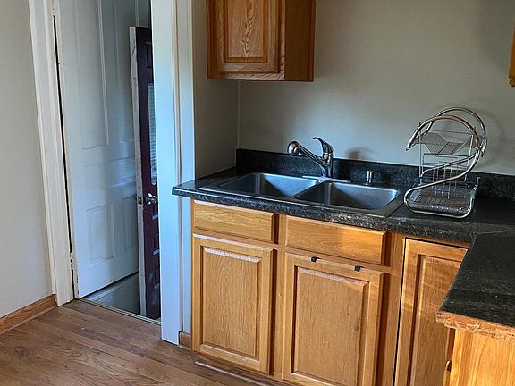 3rd image of 124 Waterly Ave